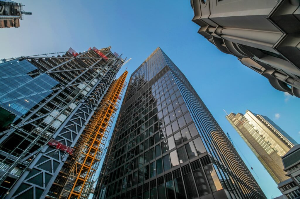 Rascacielos con un local comercial renovado, representando la transformación y modernización de espacios comerciales en edificios altos