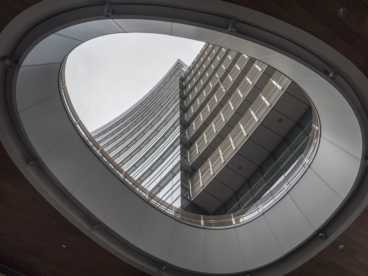 Edificio con un diseño arquitectónico distintivo, reflejando los valores de buena arquitectura que combinan estética, funcionalidad y calidad en la construcción.