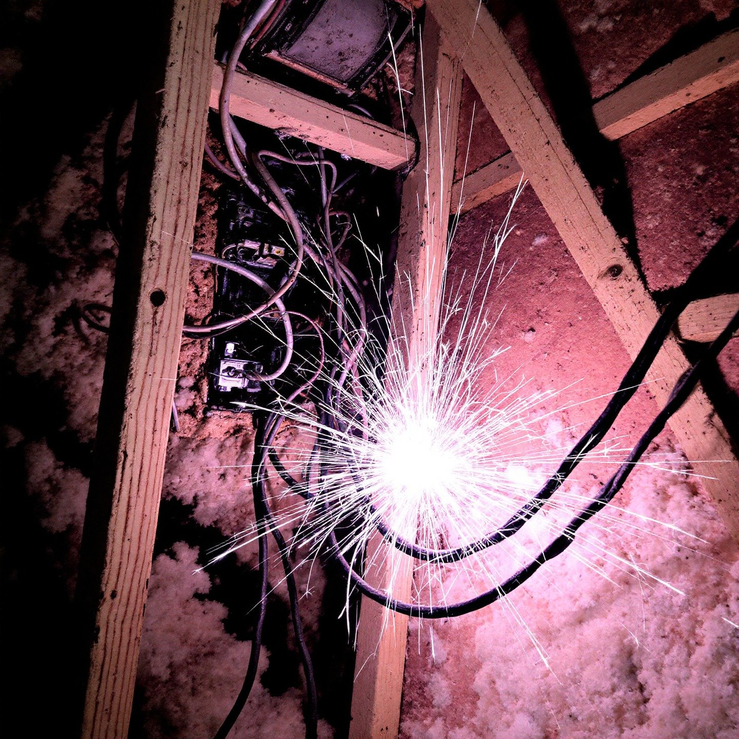 Ilustración de uno de los errores comunes al hacer reformas en casa (por ejemplo, mala instalación eléctrica).